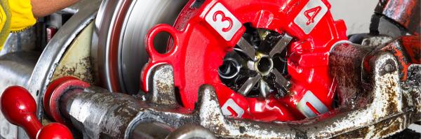 Clear Versus Dark Cutting Oil: Know the Difference